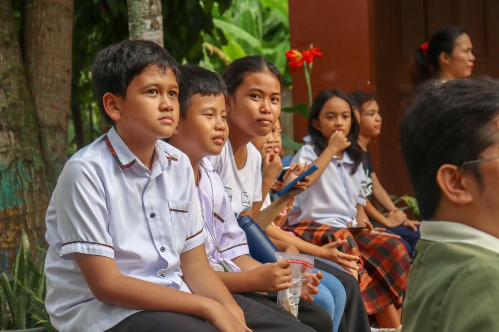 Why Filipinos Speak Fluent English